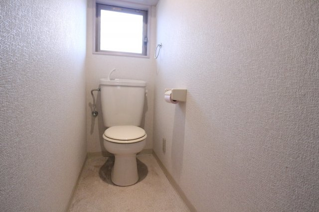 塩屋町３丁目戸建のトイレ