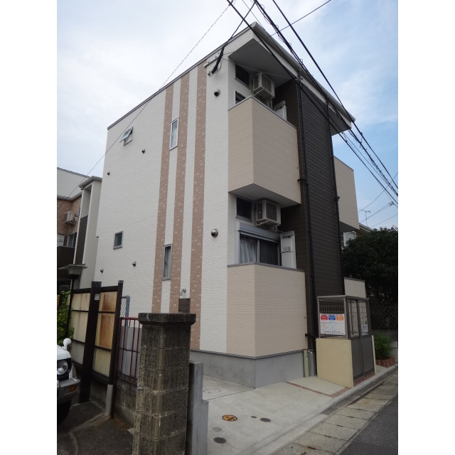 福岡市東区原田２丁目のアパートのエントランス