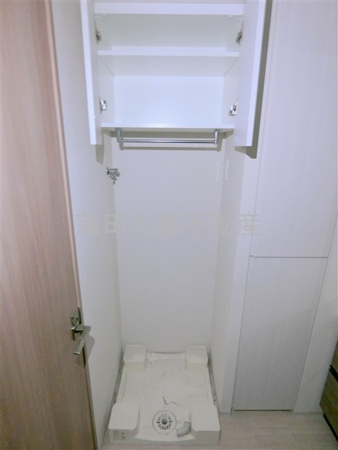 フレンシア蒲田の洗面所|吊戸棚収納付きの洗濯機