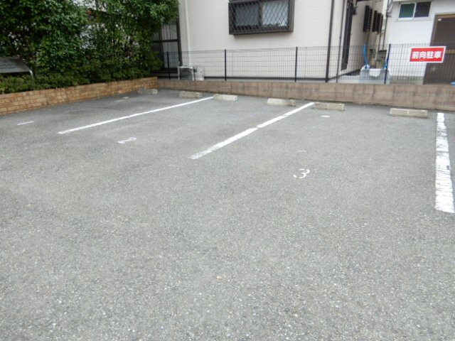 シーヴィラージュの駐車場