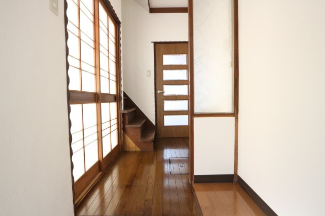 山手5丁目戸建の玄関