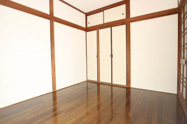 山手5丁目戸建の洋室