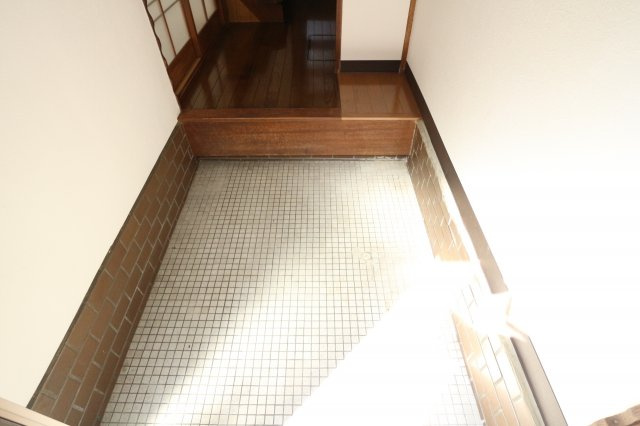 山手5丁目戸建の玄関