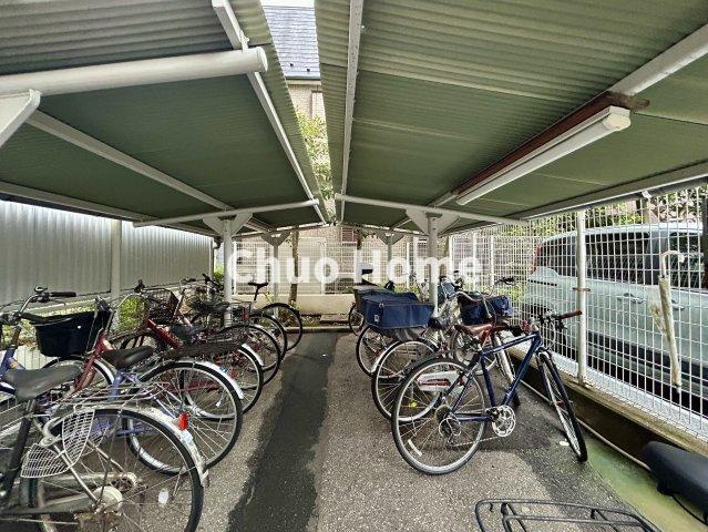 サンマンションアトレ堀切の駐輪場|【自転車置き場】最新の空き状況や費用などの詳細は担当スタッフまでお問い合わせください。