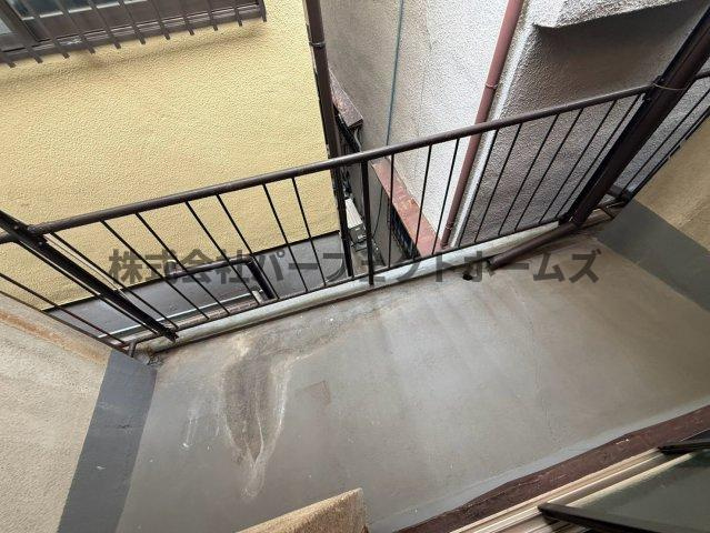日新町テラスハウスのバルコニー|外からの目が気にならないバルコニーで洗濯物が干せます