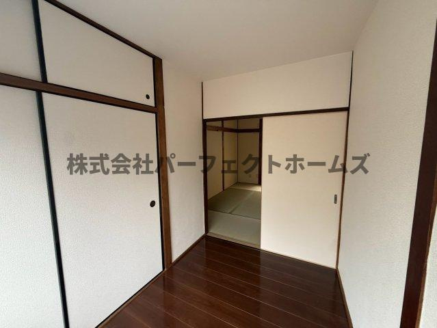 日新町テラスハウスの洋室|ゆったりした洋室です