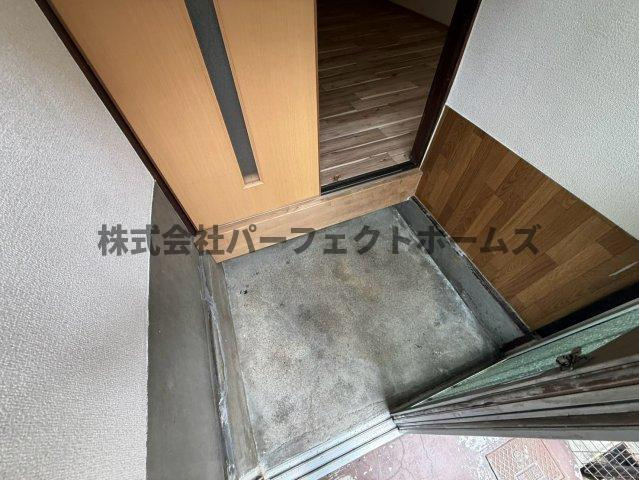 日新町テラスハウスの玄関|明るい玄関です