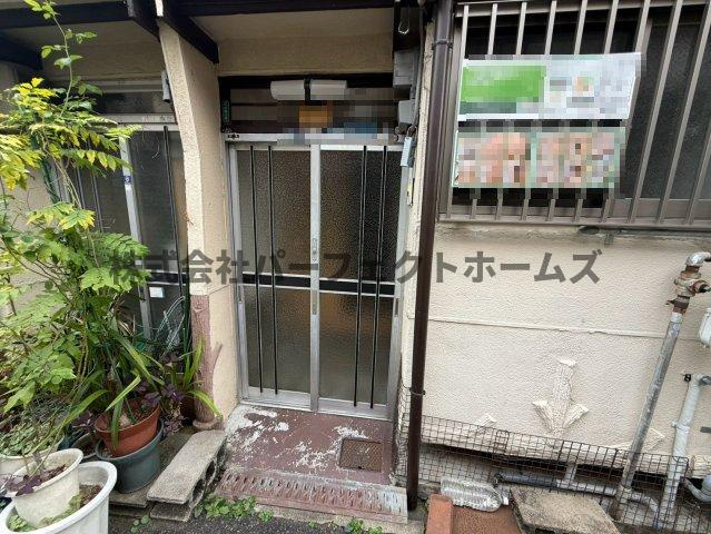 日新町テラスハウスの玄関|明るい玄関です