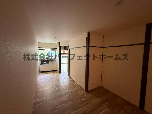 日新町テラスハウスの居間・リビング|こちらのリビングで趣味の時間をお楽しみください