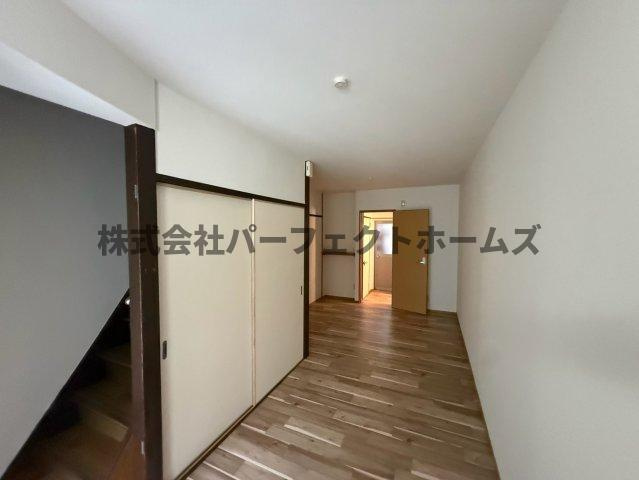 日新町テラスハウスの居間・リビング|こちらの居間で趣味の時間をお楽しみください