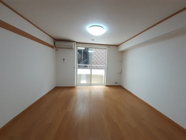 川崎市麻生区高石４丁目のアパートの居間・リビング