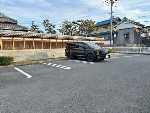 メルシー　ボンジョルネ　Ａ棟の駐車場|駐車場があるので、車を買う予定の方も安心です