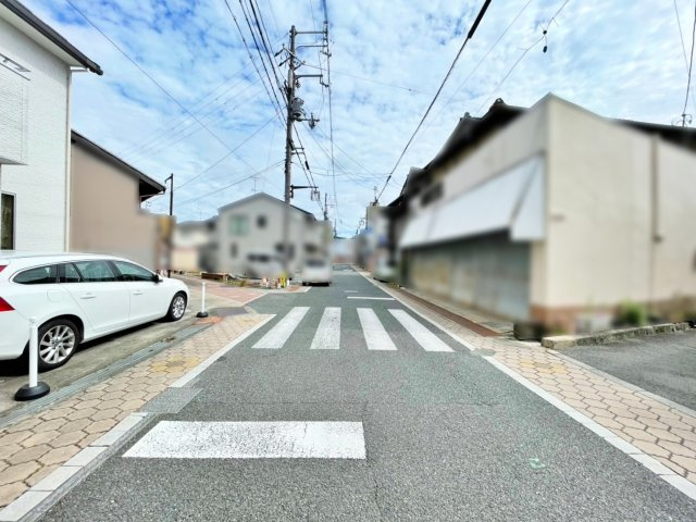 中古戸建　八木町八木東久保の前面道路含む現地写真