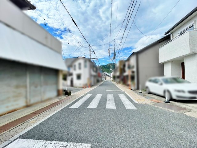 中古戸建　八木町八木東久保の前面道路含む現地写真