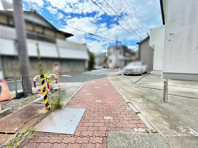 中古戸建　八木町八木東久保の前面道路含む現地写真