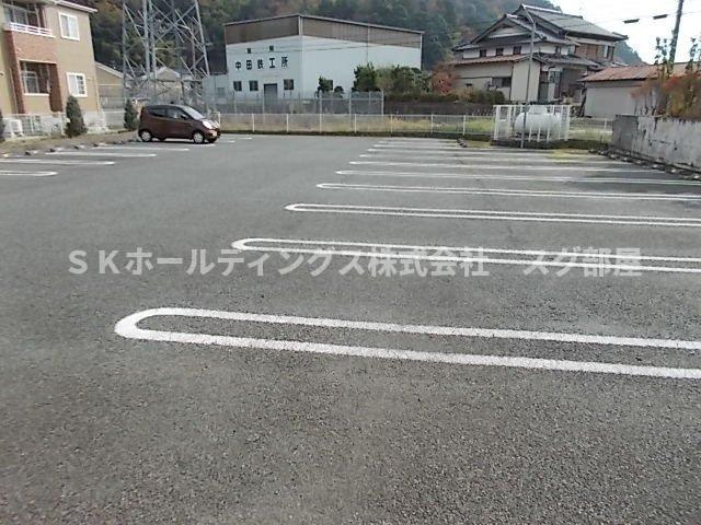 クラールＢの駐車場
