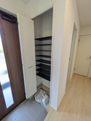 平塩　限定2棟！ ご案内も即日ご対応可能☆　新築建売住宅の玄関|■玄関の写真です■□■　
シューズボックスは収納力たっぷりで、整理整頓も楽ちんですね。