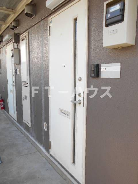 ホイザー鷹之台の玄関