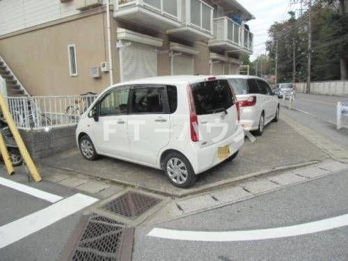ホイザー鷹之台の駐車場