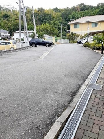 メゾンオルタンシアの駐車場