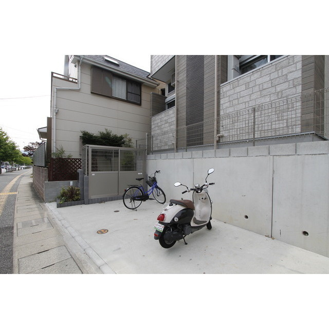 福岡市城南区梅林２丁目のアパートの駐車場