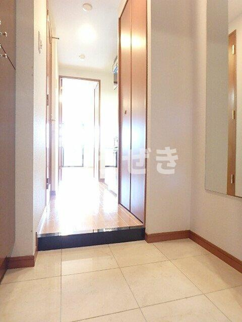 グランド・ガーラ横浜伊勢佐木町の居間・リビング|採光のとれた玄関