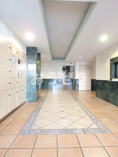 グランド・ガーラ横浜伊勢佐木町のロビー|宅配BOXのあるロビー