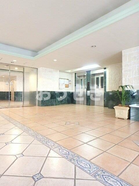 グランド・ガーラ横浜伊勢佐木町のロビー|監視カメラ付エントランス・エ…