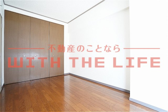 ラパスマンション諏訪野【キャッシュバック対象物件】の洋室|明るい洋室です※現状優先