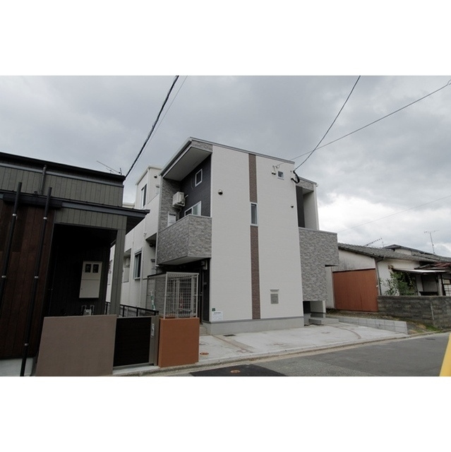 福岡市東区筥松３丁目のアパートのエントランス