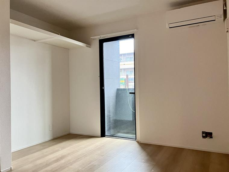 第一アパートの寝室|落ち着いた色調の寝室です