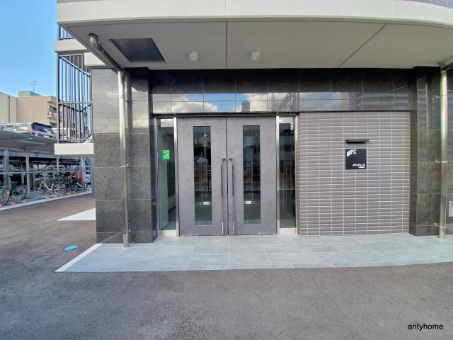 エストゥルースプラスサウス大阪　仲介手数料無料のエントランス