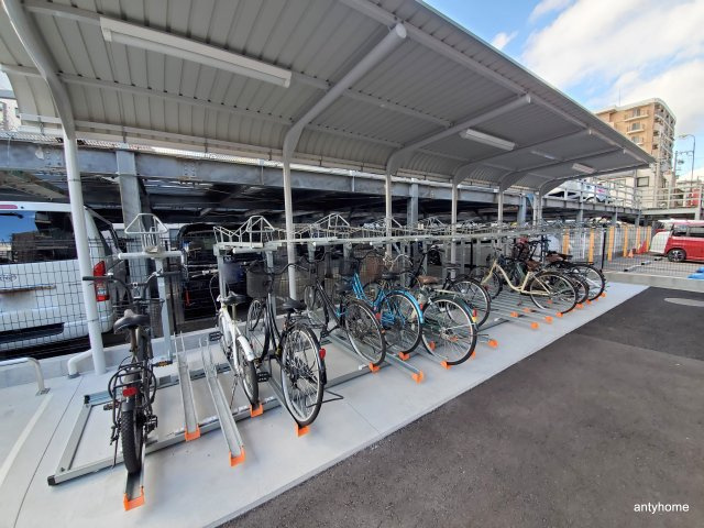 エストゥルースプラスサウス大阪　仲介手数料無料の駐車場
