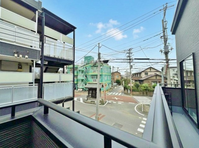 朝霞市根岸台7丁目 全2棟 1号棟のバルコニー|南向きのワイドバルコニー
陽当り良好でお洗濯物もしっかりと乾きます
2階ホールからも出入りでき居室を通らず便利な動線