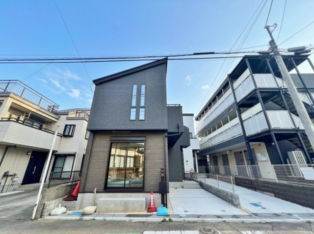 朝霞市根岸台7丁目 全2棟 1号棟の駐車場|しっかりとした広さのカースペース付です
前面道路が広々としているのでお車の出し入れも安心です
