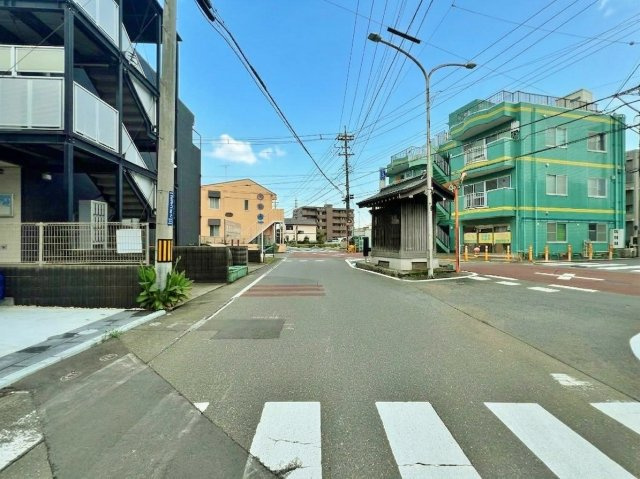 朝霞市根岸台7丁目 全2棟 1号棟の前面道路含む現地写真|西側約6.0ｍ公道に面しております
開放感溢れる立地で陽当り・風通し良好です