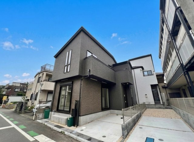 朝霞市根岸台7丁目 全2棟 1号棟の外観|【是非現地にて実際にご見学ください♪♪】
「朝霞」駅徒歩9分！×周辺環境充実
ZEH水準
スタイリッシュな外観♪♪ロフト付3LDK