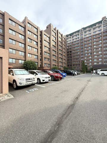 平岡フォレストタウンファミールハイツ2番館の駐車場
