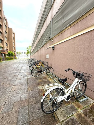 平岡フォレストタウンファミールハイツ2番館の駐輪場