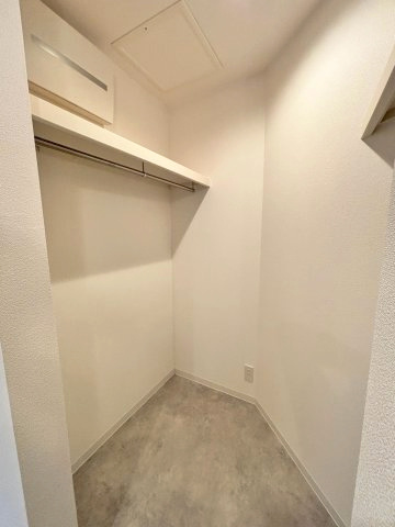 葛飾区西新小岩3丁目借地権付新築戸建て【全3棟】のランドリースペース|ランドリー横に設けたファミリーCL。洗濯後の衣類をそのまま収納でき、家事効率もアップします。