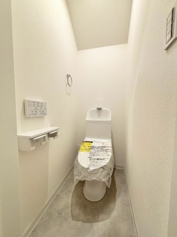 葛飾区西新小岩3丁目借地権付新築戸建て【全3棟】のトイレ|すっきりとした清潔感あるトイレ。手洗いスペースも備え、使いやすさに配慮した設計です。