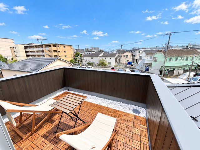 葛飾区西新小岩3丁目借地権付新築戸建て【全3棟】の展望|大型バルコニーから広がる開放的な眺望。空の広さと心地よい風を身近に感じられる住環境です。