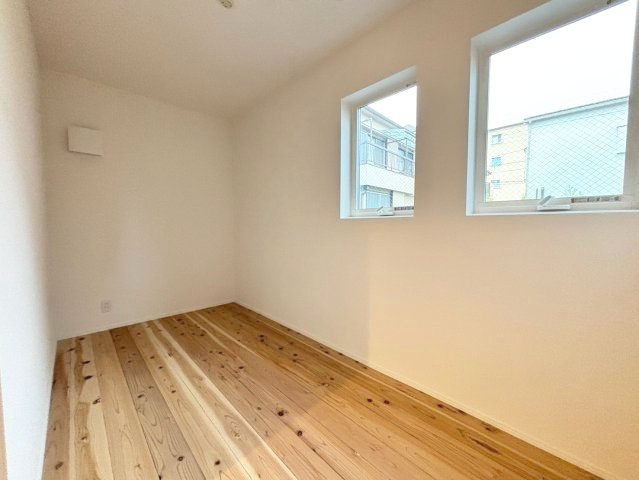 葛飾区西新小岩3丁目借地権付新築戸建て【全3棟】の洋室|二面採光で明るさと風通しに恵まれた洋室。子ども部屋や書斎など、暮らしに合わせて活用できます。