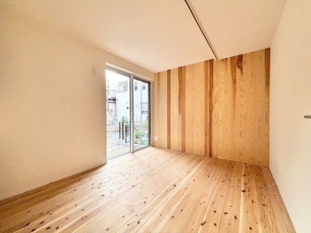 葛飾区西新小岩3丁目借地権付新築戸建て【全3棟】の洋室|木の質感を活かした温もりある洋室。窓から自然光も入り、プライベート時間を心地よく過ごせます。