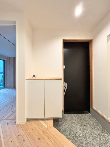 葛飾区西新小岩3丁目借地権付新築戸建て【全3棟】の玄関|収納を備えたすっきりとした玄関。散らかりがちな靴類を整理して、気持ちよく家族を迎えます。
