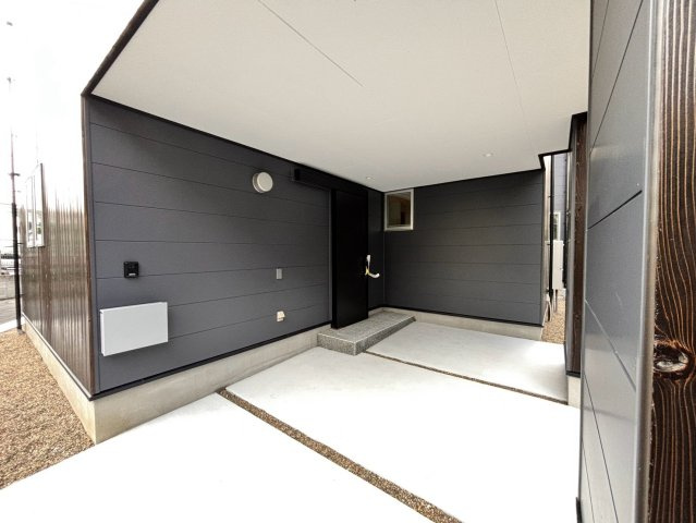 葛飾区西新小岩3丁目借地権付新築戸建て【全3棟】の駐車場|大切な愛車を敷地内に駐車できるビルトイン車庫。雨の日の乗り降りにも嬉しい設計です。