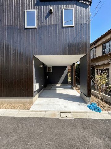 葛飾区西新小岩3丁目借地権付新築戸建て【全3棟】の外観|深みのある木目調外壁が目を惹くモダンな外観。個性と上質感を兼ね備えた、存在感ある一邸です。