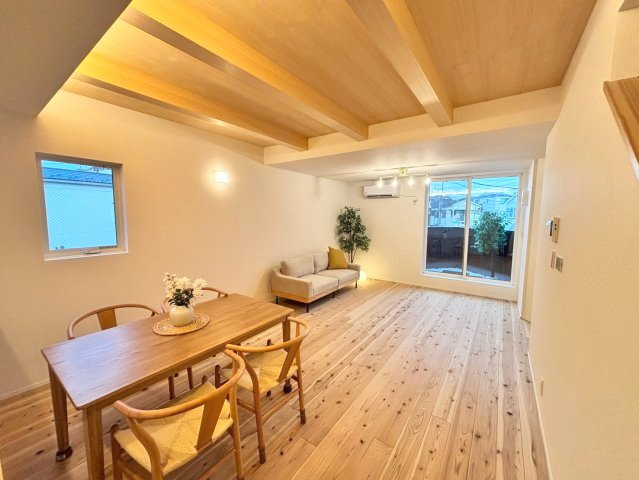 葛飾区西新小岩3丁目借地権付新築戸建て【全3棟】の居間・リビング|19.2帖のゆとりあるLDK。木目の折上天井が映える、家族でのびのび過ごせる心地よい空間です。