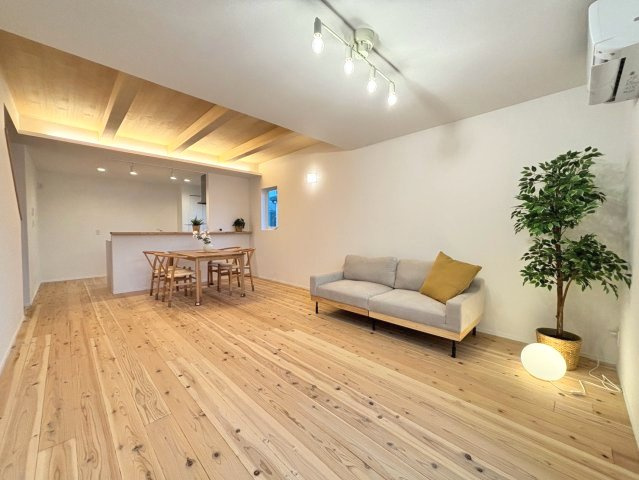 葛飾区西新小岩3丁目借地権付新築戸建て【全3棟】の居間・リビング|家具を置いてもゆとりを感じる広々リビング。木の温もりと開放感を楽しめる、寛ぎの住空間です。