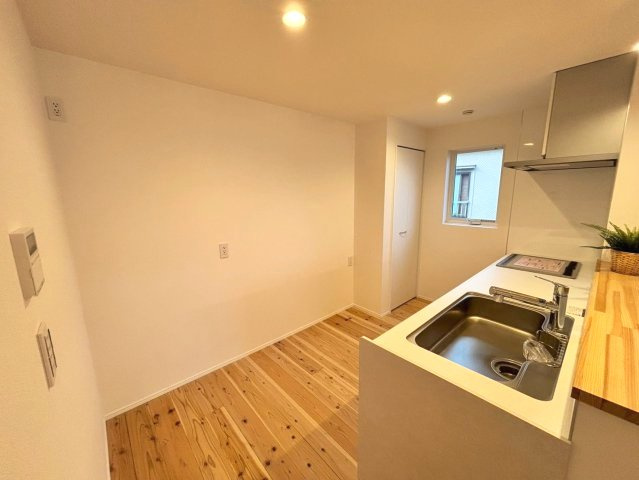 葛飾区西新小岩3丁目借地権付新築戸建て【全3棟】のキッチン|キッチン背面にもゆとりを確保。収納家具や家電を配置しやすく、毎日の家事動線にも配慮されています。